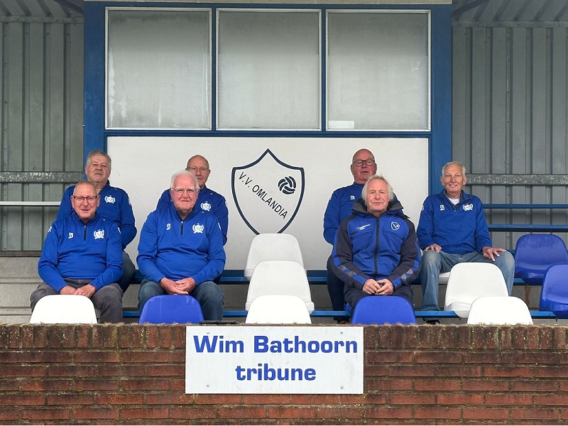 Vrijwilligers op de nieuwe stoeltjes